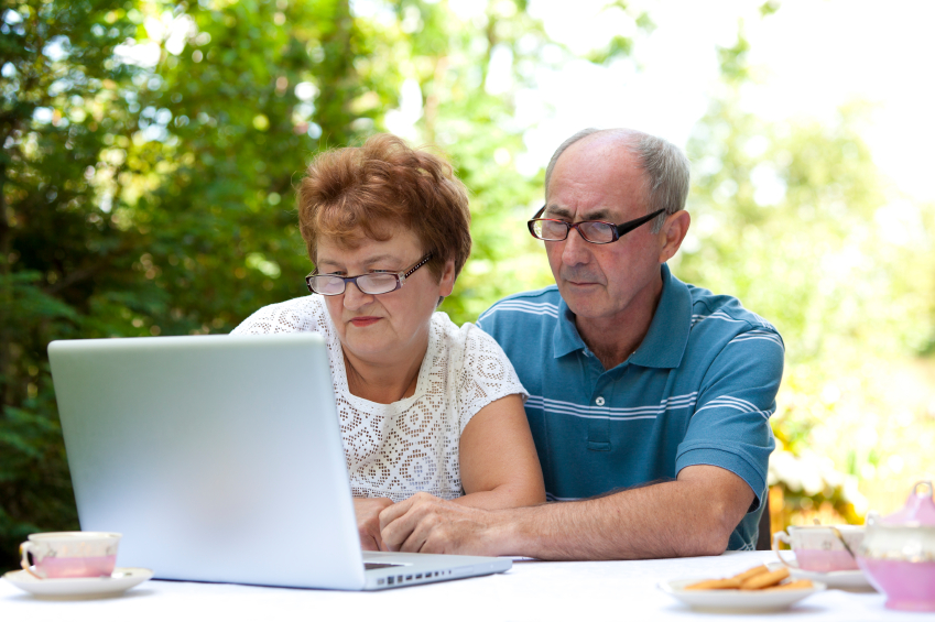 elderly-couple-couple-using-the-computer